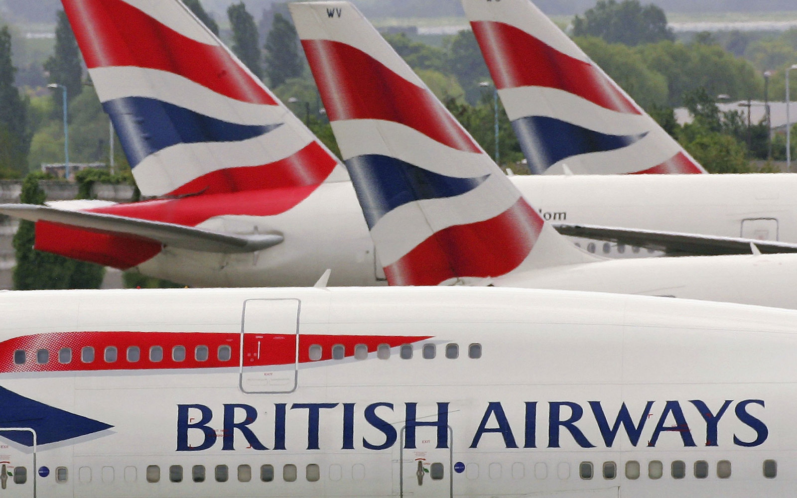 LONDON - MAY 18:  British Airways planes sit at Heathrow Airport on May 18, 2006 in London, England. British Airways will announce their Q4 and year end results tomorrow.  (Photo by Scott Barbour/Getty Images)