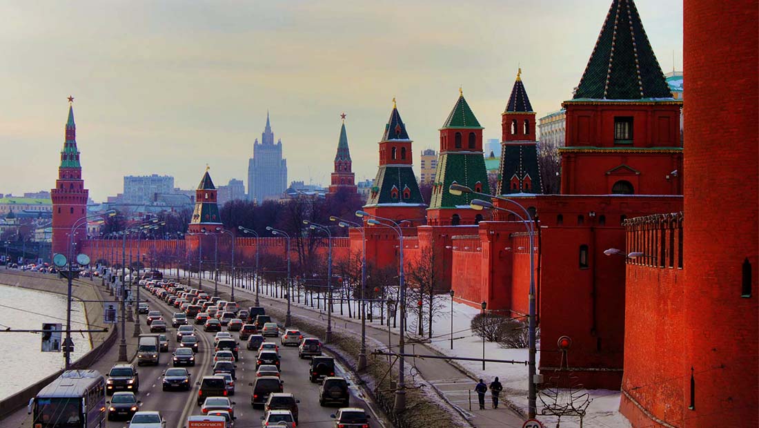 دیوار سرخ کاخ کرملین در مرکز شهر مسکو