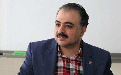 برنجهای وارداتی به زودی برچسب اصالت میگیرند دکتر بهروز جنت در همایش معاونین غذا و داروی دانشگاههای علوم پزشکی سراسر کشور با تاکید بر لزوم توجه به موضوع اقتصاد مقاومتی و تولید و اشتغال در حوزه غذا و دارو، گفت: بر این اساس همه همکارانمان باید در صدور مجوزها علاوه بر رعایت مسائل مربوط به سلامت کالا، تسهیلگری را هم مدنظر قرار دهند. همچنین باید سعی کنیم صدور مجوز تولید برای محصولات بومی و نوآورانه را تسهیل کرده و در عین حال به سلامتشان هم توجه کنیم. جنت با بیان اینکه طرح پایش و پالایش برچسبهای اصالت نیز باید در دستور کار قرار گیرد، ادامه داد: موضوع چراغ راهنمای تغذیهای و برچسب اصالت باید پیگیری شود. همچنین درباره کالاهایی که احتمال تراریختگی آنها وجود دارد باید دقت لازم صورت گیرد و مصوبات شورای عالی سلامت درباره آنها و نحوه برچسب گذاریشان اعمال شود. جنت با بیان اینکه اگر میخواهیم برای کالاهایمان اصولی تدوین کنیم آن اصول باید بر اساس ارزیابی خطر باشند، گفت: در عین حال همه معاونتهای غذا و دارو باید در زمینه کاهش نمک، قند و اسید چرب ترانس اقدام کنند و تا جایی که تکنولوژی اجازه میدهد این عناصر را در فرآوردههای غذایی کاهش دهند. در عین حال باید توجه کرد که هر کالایی که شناسه استعلام داشته و آن استعلام پاسخگو باشد، قانونی است اما در غیر اینصورت آن کالا قاچاق محسوب میشود. جنت در بخشی از صحبتهایش از برچسبدار شدن برنجهای وارداتی در آینده نزدیک خبر داد و گفت: به زودی برنجهای وارداتی دارای برچسب اصالت میشوند. باید توجه کرد که این برنجها تنها کالاهایی هستند که در سطح عرضه مستقیم به مردم برچسب اصالت نداشتند که به زودی برای آنها برچسب اصالت تعریف میشود.