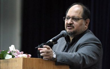 ایجاد شرکتهای صادراتی با سهامداری واحدهای صنفی محمد شریعتمداری با ارسال پیامی به دهمین اجلاسیه ششمین دوره آیندگان اتاق اصناف گفت: امروز شبکه عظیم نظام صنفی کشور وظیفه خطیر حفظ ثبات و آرامش را در بازار دارد و ایجاد ثبات در فضای اقتصادی ایران را به دوش می کشد بنابراین اصناف آئینه تمام نمای اقتصاد ایران هستند. وزیر صنعت، معدن و تجارت افزود: کنترل تکانه های ناشی از حوادث کوتاه مدت اقتصادی و پرهیز از بهره کشی از فرصت های سیاه اقتصادی از سوی جامعه اصناف، تقوای حرفه ای این قشر خدوم را متذکر می شود. وی تأکید کرد: اکنون اشتغال مشکل بزرگ کشور است که با توسعه شبکه صنفی و تکیه بر گسترش شبکه صنوف کشور امکانپذیر است. به نحوی که واحدهای مقیاس کوچک ولی در سطح وسیع می تواند به ایجاد ارزش افزوده بالاتر و تولید ناخالص داخلی بیشتر کمک کند. این عضو کابینه دوازدهم خواستار صادرات صنوف تولیدی با نظارت اتاق اصناف کشور شد و گفت: صادرات صنوف تولیدی قابلیت گسترش فوق العاده ای دارد که شایسته است با برنامه ریزی عملیاتی برای بازگشت صنوف تولیدی به عرصه صادرات غیرنفتی کشور و گسترش نمایشگاه های این بخش مهم اقدامات لازم به عمل آید. شریعتمداری ایجاد شرکت های بزرگ و متوسط صادر کننده واحدهای صنفی را از جمله انتظارات وزارت صنعت دانست و خاطرنشان کرد: نظارت دقیق در برگزاری اتحادیه های صنفی سطح کشور و زدودن هرگونه فساد در انتخابات باید پیگیری شود.