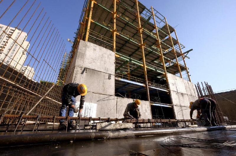 Labourers work at the construction site of a building in Tehran, Iran January 20, 2016.  REUTERS/Raheb Homavandi/TIMA/File Photo