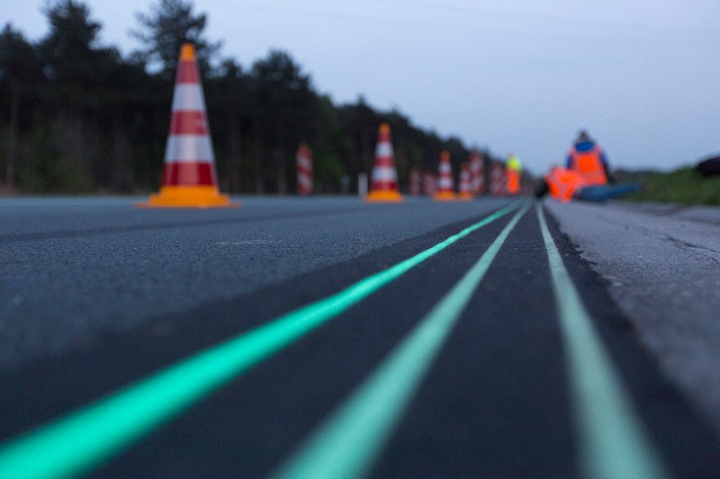 Smart Highway Glowing Lines Daan Roosegaarde 3