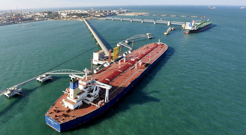 A general view of a crude oil importing port in Qingdao, Shandong province, November 9, 2008. A Chinese industry body said it could review rules covering the import of crude by new entrants after a private refinery failed to secure financing for 1.5 million barrels of crude it bought, in a blow to Beijing's moves to open up its oil market. Baota Petrochemical Group Co Ltd could not get letters of credit for two crude cargoes worth more than $50 million it bought from commodity merchants Vitol and Mercuria, two traders with direct knowledge of the transactions said.  REUTERS/Stringer ATTENTION EDITORS - THIS PICTURE WAS PROVIDED BY A THIRD PARTY. THIS PICTURE IS DISTRIBUTED EXACTLY AS RECEIVED BY REUTERS, AS A SERVICE TO CLIENTS. CHINA OUT. NO COMMERCIAL OR EDITORIAL SALES IN CHINA. - RTX23HCU