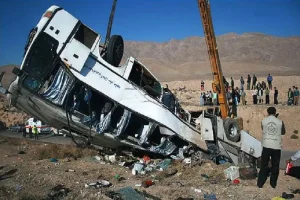 انحراف اتوبوس حامل دانش‌آموزان در جاده قزوین
