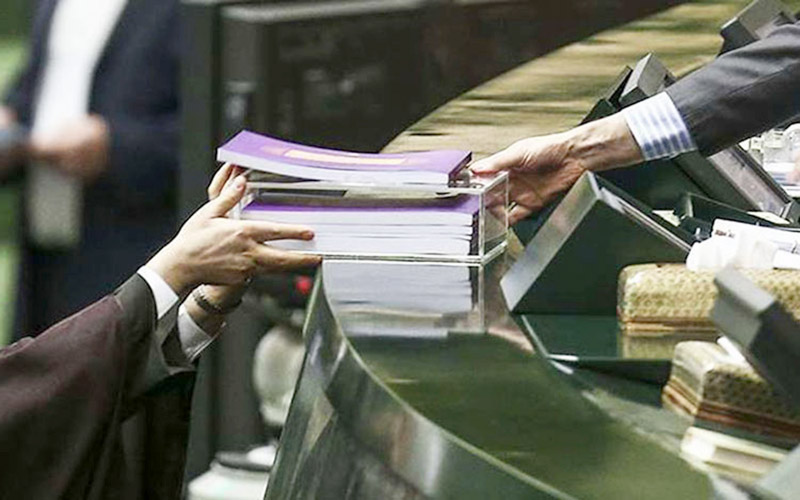 hasan rohani budget larijani 01