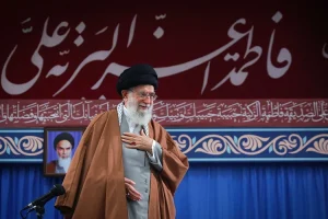 پیکر رهبر شهید تاکنون نه به خاک سپرده شده و نه به ودیعه دفن شده‌ است