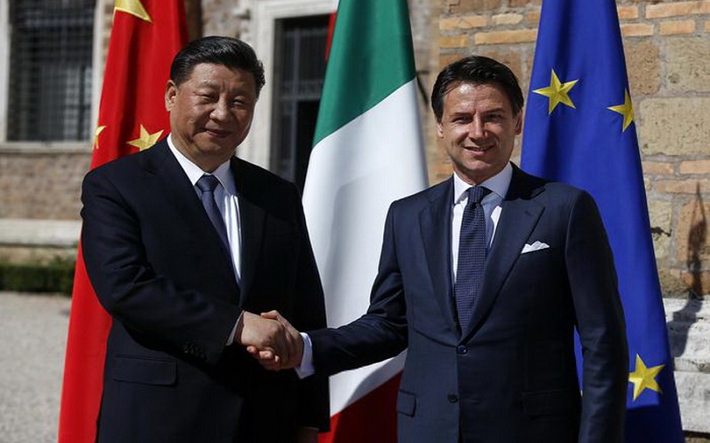 Italian premier Giuseppe Conte (R)  shakes hands with Chinese President Xi Jinping prior their meeting at the Villa Madama in Rome, Italy, 23 March 2019. President Xi Jinping is in Italy to sign a memorandum of understanding to make Italy the first Group of Seven leading democracies to join China's ambitious Belt and Road infrastructure project. 
 ANSA/RICCARDO ANTIMIANI