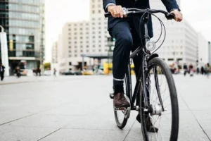 تردد دوچرخه در معابر شلوغ ممنوع است