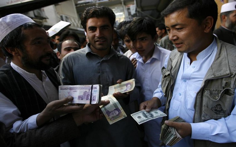 اطاعت دلار تهران از هرات؟/ اثر نرخ ارز در همسایه شرقی بر بازار ایران بررسی شد