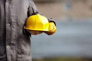 مانع‌تراشی برای تبدیل وضعیت کارگران شرکتی/ مجلس ۷ سال است فقط وعده‌درمانی می‌کند