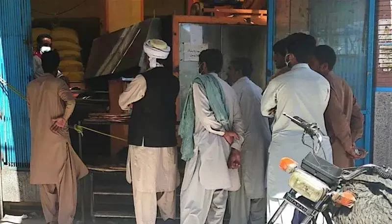 صف‌ طولانی نانوایی ها در استان سیستان و بلوچستان