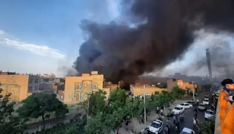 آتش‌سوزی در یک انبار لوازم خانگی/ تخلیه ۱۰ منزل مسکونی در مشهد