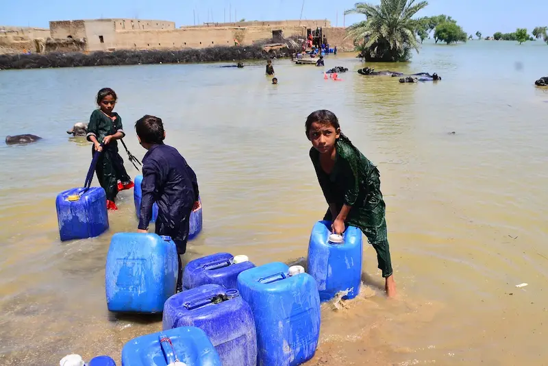 آوارگی کودکان بر اثر سیل 