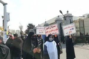 هشدار روزنامه اصولگرا درباره تجمعات تندروهای حامی قانون حجاب / چرا کسی این تجمعات را گردن نمی گیرد؟