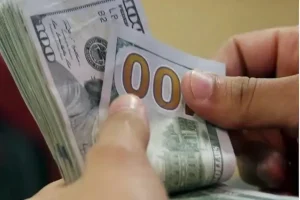 قیمت دلار امروز ۱۸ اردیبهشت ۱۴۰۴ / دلار با رشد پلکانی در کانال ۸۳ هزار تومانی معامله شد