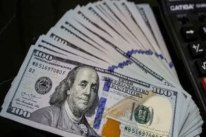 پیش بینی قیمت دلار ۲۳ اردیبهشت ۱۴۰۴ / قیمت دلار با خواست سیاست‌گذار فریز شد؟