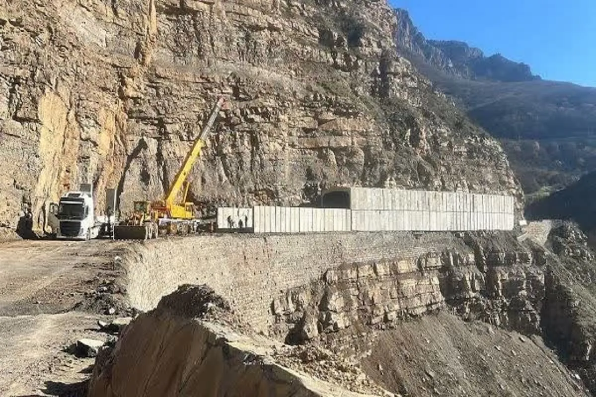 بازگشایی محور کندوان پس از اتمام نصب گالری در محدوده کمر زرد