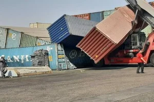 کانتینرهای آسیب‌دیده در بندر شهید رجایی هنوز جابه‌جا نشده‌اند