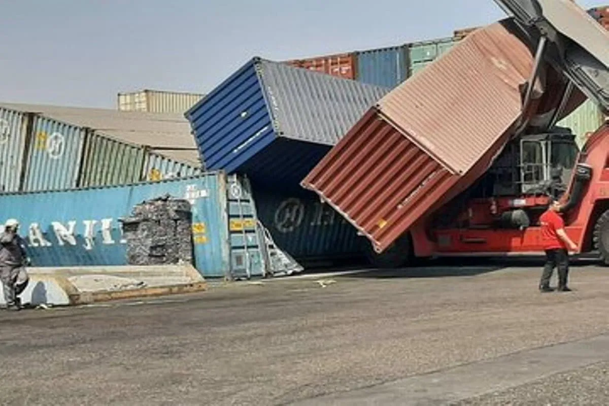 کانتینرهای آسیب‌دیده در بندر شهید رجایی هنوز جابه‌جا نشده‌اند