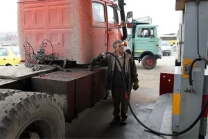 گازوئیل به بازار سیاه رسید/ عرضه سوخت با قیمت‌های عجیب و غریب