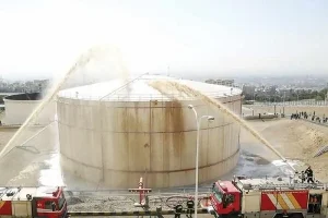 دود سیاه اطراف انبار نفت شهران به علت سوختن مشتقات نفتی است