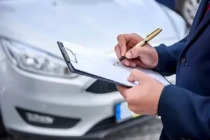 سکوت وزارت صمت و پیشروی ایران‌خودرو در میدان قیمت‌گذاری