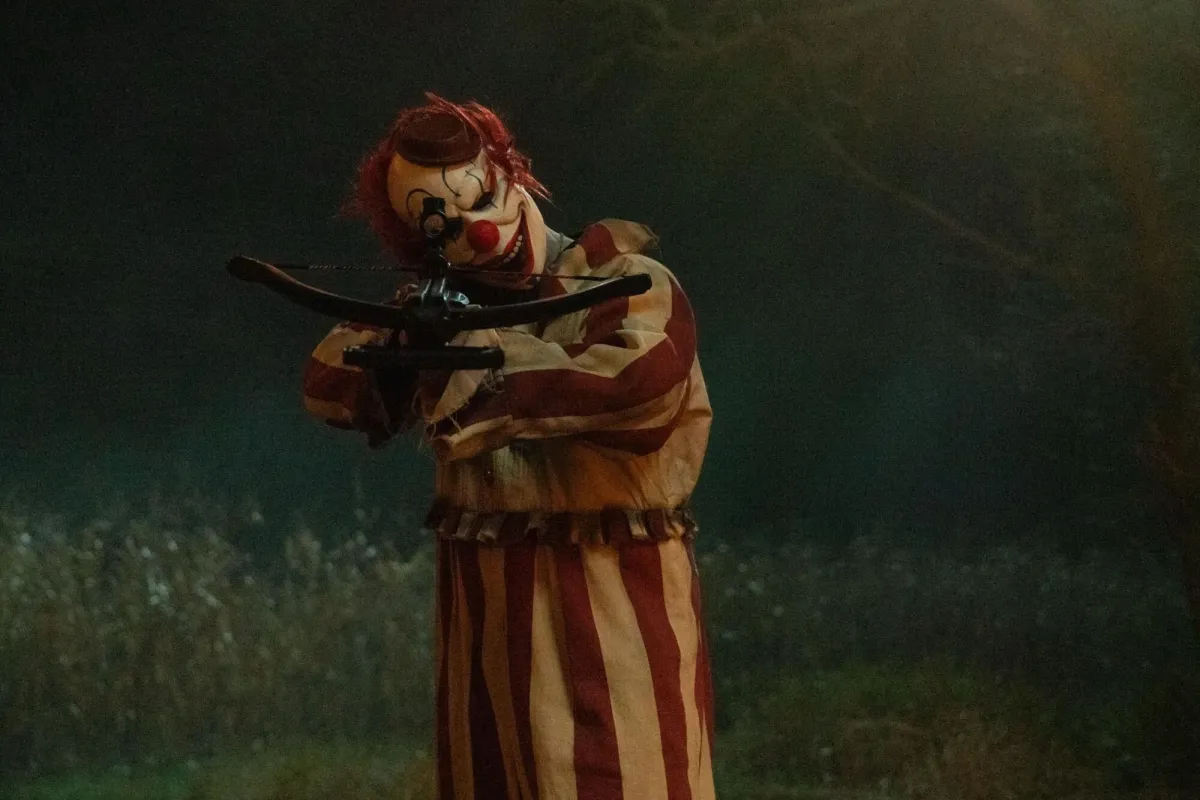 نقدی بر فیلم clown in a cornfield + داستان
