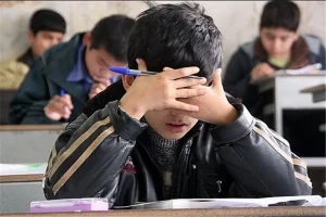 پاره کردن کتاب‌ها؛ فریاد رهایی دانش آموزان یا نشانه ضعف نظام آموزشی؟