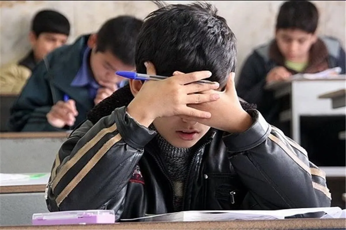 پاره کردن کتاب‌ها؛ فریاد رهایی دانش آموزان یا نشانه ضعف نظام آموزشی؟