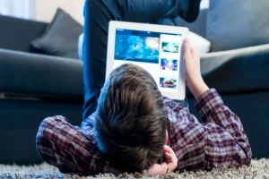 تاثیر فضای مجازی بر لذت زندگی دهه هشتادی‌ها