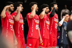 سلام نظامی ملی‌پوشان والیبال ایران هنگام پخش سرود ملی