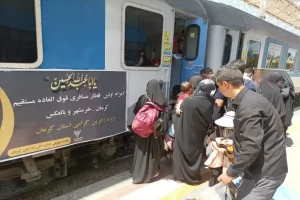 شرکت راه‌آهن جمهوری اسلامی ایران یادآور شد: پیش‌فروش بلیت قطارهای مسافری اربعین از ساعت ۷:۳۰ سه‌شنبه ۲۴ تیر آغاز شده و پیش‌فروش بلیت همه محورها از طریق سکوی اینترنتی www.raja.ir و سایر سکوهای مجاز به انجام می‌رسد.  مطابق اعلام شرکت راه‌آهن، ظرفیت صندلی ایجاد شده قطارهای اربعین ۱۴۰۴ نسبت به سال گذشته ۱۹ درصد افزایش یافته و شامل قطارهای عادی و برنامه‌ریزی‌شده برای ایام اربعین است.  به گفته قائم‌مقام شرکت راه‌آهن، ۴۵۰ هزار نفر-صندلی برای این ایام پیش‌بینی شده است. همچنین برای این ایام راه‌اندازی قطارهای فوق‌العاده به مقاصد خرمشهر، کرمانشاه و همدان‌ در دستور کار قرار گرفت.  مطابق اعلام مسئولان شرکت راه‌آهن به‌منظور افزایش سرعت سیر قطارهای مسیر خرمشهر – شلمچه به ۱۲۰ کیلومتر، تیرک‌های راه‌بند نصب و ماشین‌آلات اعزام شده‌اند تا ریل‌باس‌ها در ایام اربعین به صورت شبانه‌روزی با سرعت بالا به زائران خدمات ارائه دهند.  همچنین بین ایستگاه راه‌آهن اهواز تا خرمشهر قطار حومه‌ای پیش‌بینی شده و برای جابه‌جایی رایگان زائران بین ایستگاه خرمشهر و ایستگاه شلمچه و همچنین از ایستگاه‌های کرمانشاه و اندیمشک به تهران ناوگان ریلی در نظر گرفته شده است.  مطابق آخرین اطلاعات دریافتی از شرکت راه‌آهن جمهوری اسلامی ایران تا امروز ۷۰ درصد بلیت‌ها برای مسیرهای در نظر گرفته شده به فروش رفته و زُوار می‌توانند با مراجعه به سکوهای یاد شده و آژانس‌ها، شانس خود را برای تهیه بلیت امتحان کنند