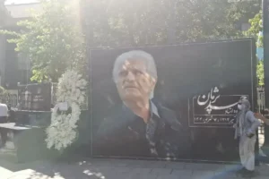 بدرقه پیکر زنده‌یاد «احمد پژمان» در مقابل تالار وحدت