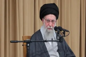 پیگیری وضعیت سلامت رضا امیرخانی از سوی رهبر انقلاب