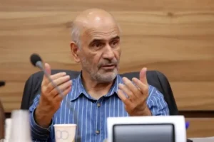 توصیه‌های مهم فرشاد مومنی برای بودجه ۱۴۰۵: پیش‌نویس ارائه شده هیچ تمهید جدیدی برای بهبود زندگی مردم ارائه نمی‌کند/پیش‌نویس فاصله عمیقی با برنامه هفتم دارد/ درشرایطی که بحران‌های گسترده وجود دارد، شرم‌آور است که گفته شود کارکنان دولت کاری انجام نمی‌دهند