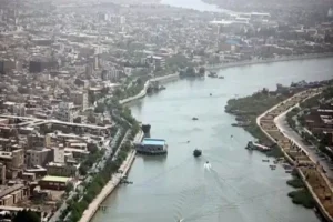 انتظار قطار ایران و عراق برای عبور از پل شط‌العرب