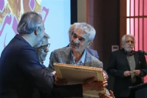 جعفر دهقان نشان درجه‌ یک هنری گرفت