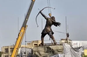 یک مدیر گفت ما این مجسمه آرش را نمی‌خواهیم، چون سیکس پک دارد، تحریک کننده است