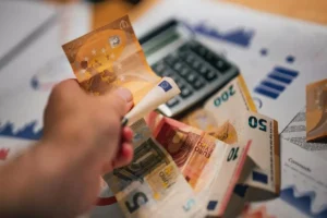 چرا این کشورها بیشتر از پول نقد استفاده می‌کنند؟