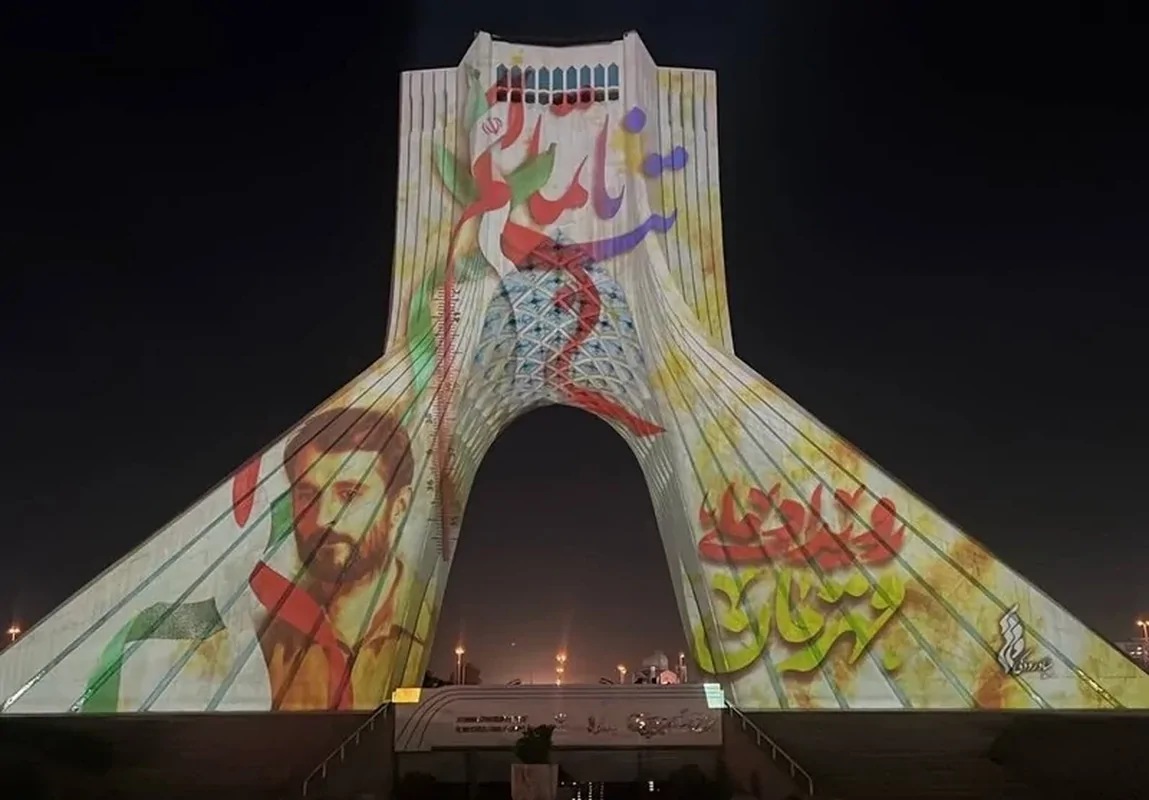 نقش بستن «قهرمان» بر برج آزادی