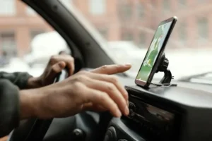 تناقض در گفتار و رفتار تامین اجتماعی؛ از پیامک انبوه تا تهدید بازنشستگان فعال در تاکسی‌های اینترنتی