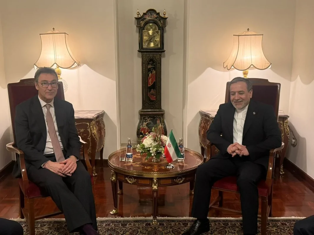 دیدار مدیران اجرایی سازمان گفتگوی بشردوستانه با عراقچی