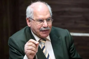 مسئولان درباره قیمت بنزین درگیر سفسطه شده اند