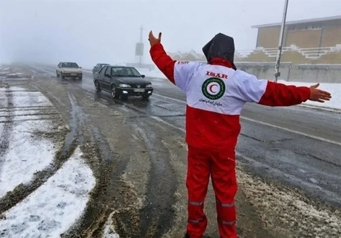 امداد رسانی 30خودروی گرفتار در برف و کولاک