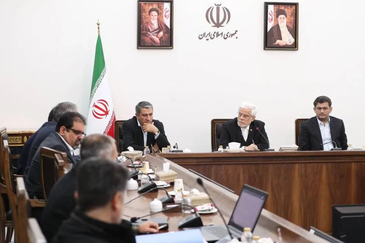 عارف: با توسعه تجارت انرژی، ایران به مرکز مبادلات منطقه‌ای تبدیل خواهد شد