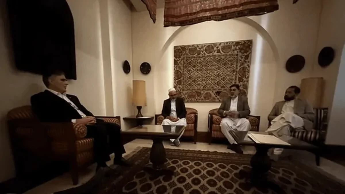 ماجرای عکس جنجالی فرزین با صرافان هرات چه بود؟