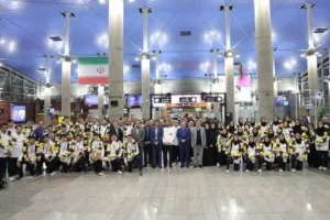 کاپیتان والیبال دانش آموزی ایران، مدال طلا را به رهبرانقلاب تقدیم کرد