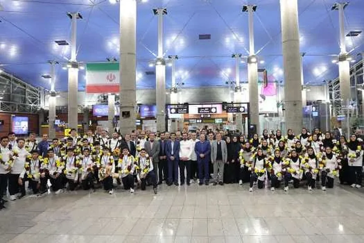 کاپیتان والیبال دانش آموزی ایران، مدال طلا را به رهبرانقلاب تقدیم کرد