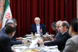 عارف: نباید بخشی از فکر و تمرکز معلم ها برای مسائل معیشتی باشد