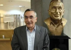 کتابخانه مرحوم کامران فانی اهدا شد